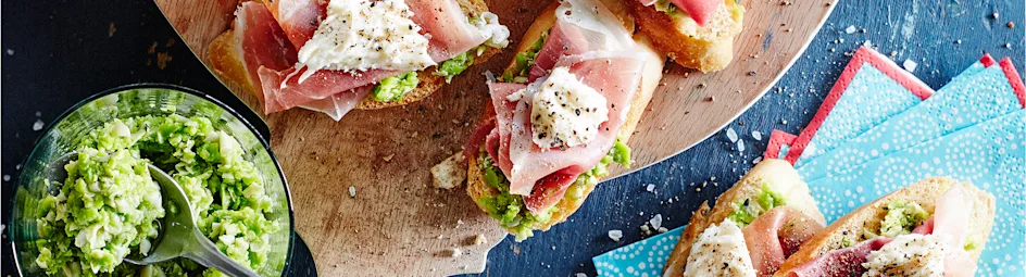 Crostini met mozzarella, tuinbonen en parmaham