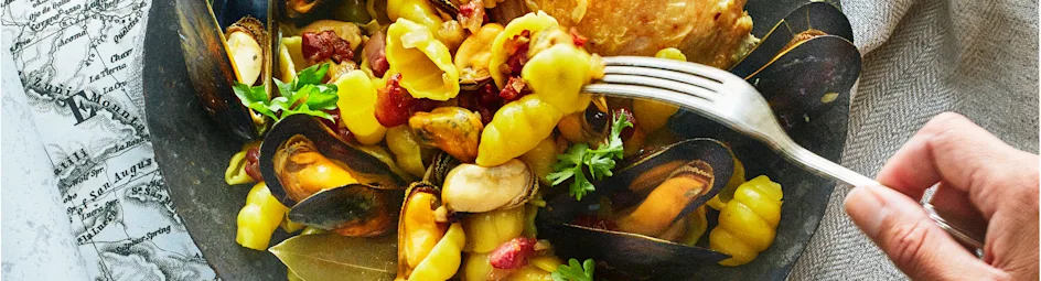 Saffraanpasta met mosselen en kip