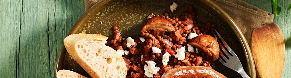 Linzenschotel met paddenstoelen en worstjes