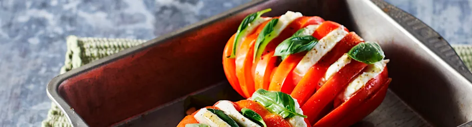 Hasselback-tomaten met tomatenpesto