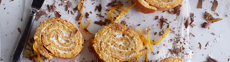 Zwitserse rol met wortel en romige sinaasappelvulling