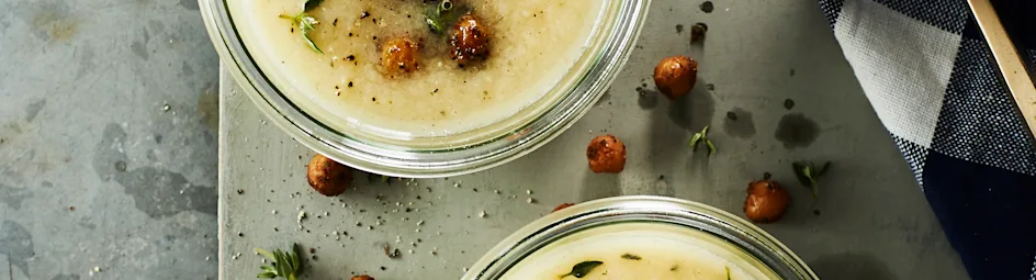 Pastinaak-bloemkoolsoep met kruidige kikkererwten