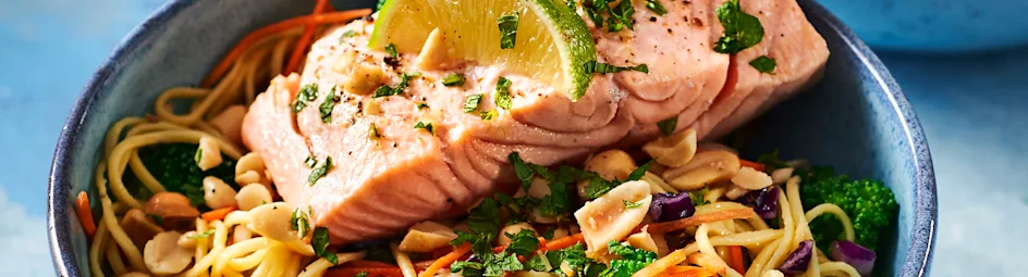 Oosterse koolsalade met mie en gepocheerde zalm