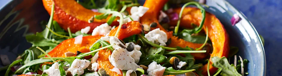 Salade met geroosterde pompoen en geitenkaas