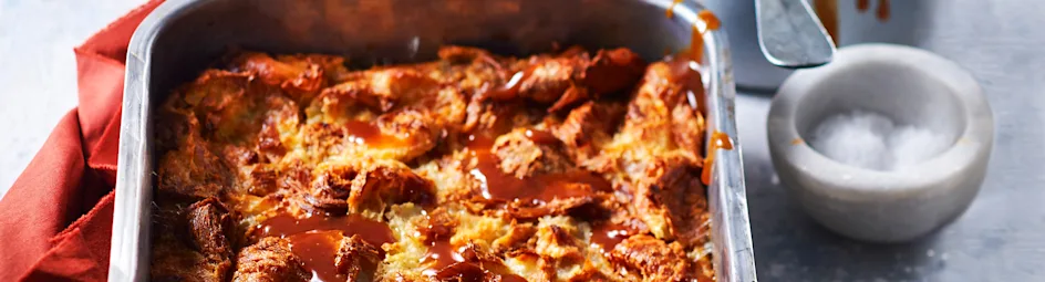 Croissant-broodpudding met toffeesaus