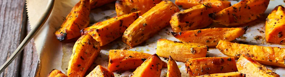 Zoete-aardappelwedges uit de oven met oregano en citroen