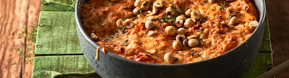 Gegratineerde zoete-aardappelpuree met geitenkaas en hazelnoten