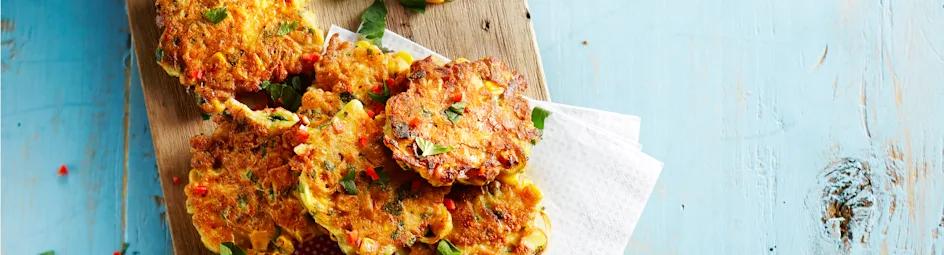 Oosterse maiskoekjes met chilidip