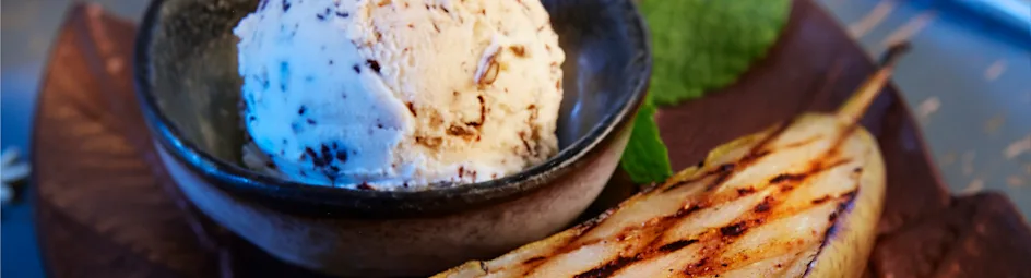 Peer van de barbecue met stracciatella-ijs