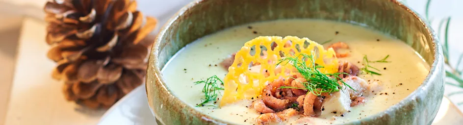Venkelsoep met gerookte forel en garnalen