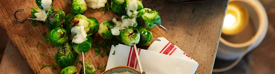 Spruitenspiesjes met peper-roomsaus