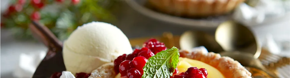 Lemon curd-taartjes met meringue en vanille-ijs