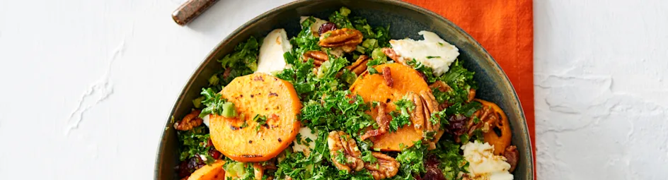 Wintersalade met zoete aardappel en boerenkool