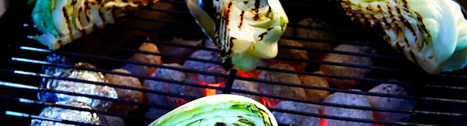 Geroosterde spitskool met gekaramelliseerde ui