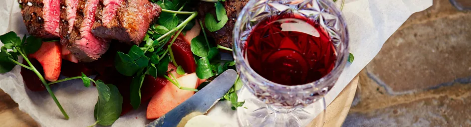 Gegrilde biefstuk met fruitige bietensalade