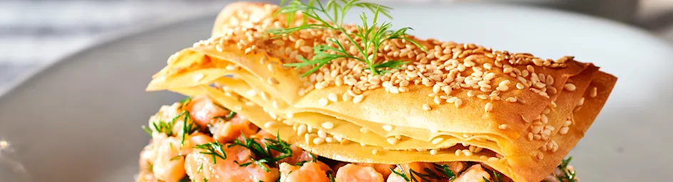 Zalmtompouce met botersaus