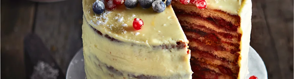 Kersttaart met kaneel en kersen