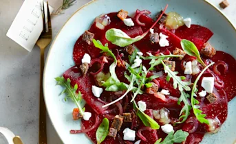 Bietencarpaccio met geitenkaas en gekaramelliseerde ui