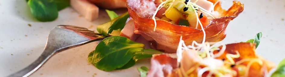 Hambakjes met mangosalsa en gerookte kip