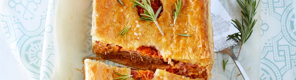 Rodekool-pie met rozijnen en merguezworstjes