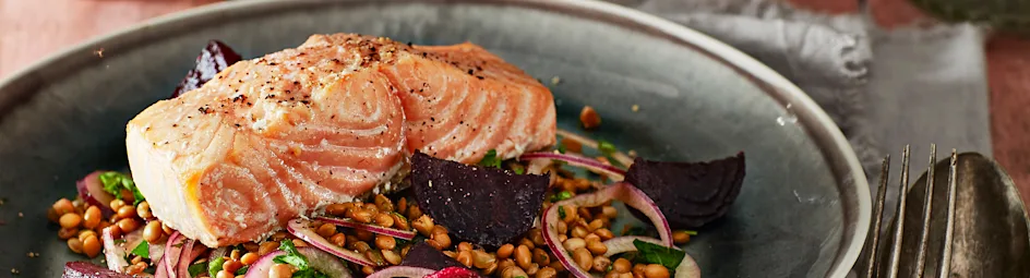 Zalm uit de oven met bietjes en linzen
