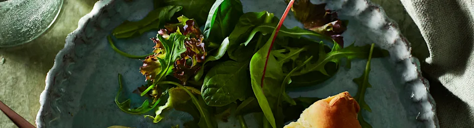 Hartige taart van spitskoolstamppot met gegratineerde uienringen