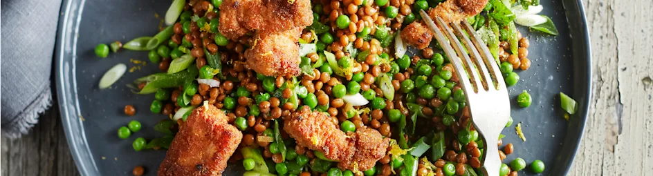 Linzensalade met gepaneerde speklapreepjes