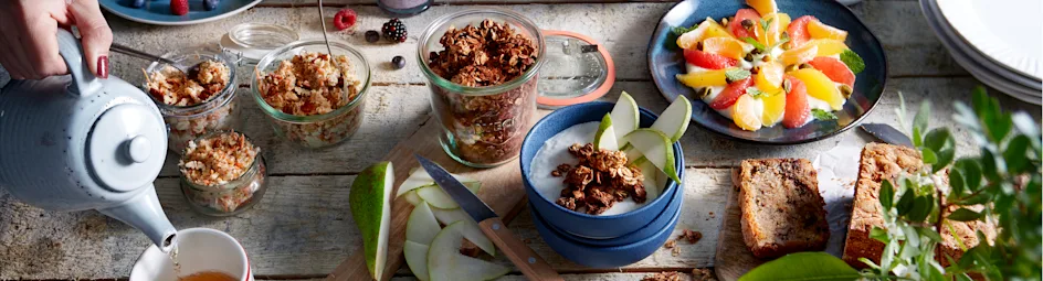 Hazelnotenyoghurt met chocoladegranola en peer