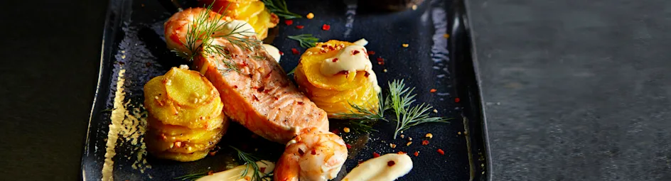 Visspies met gekruide pommes Anna en pikante kurkumayoghurt