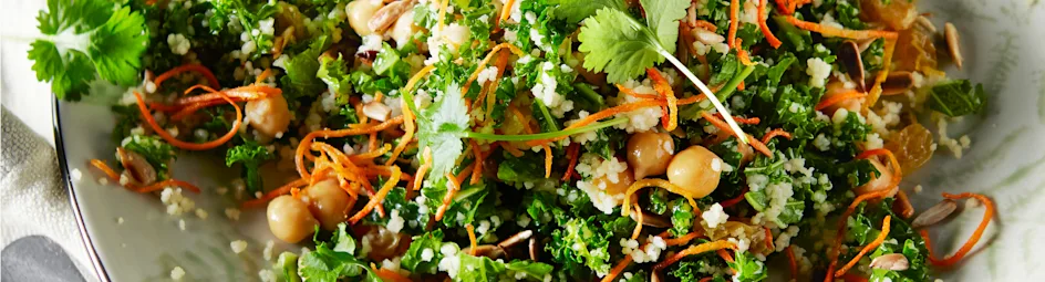 Boerenkoolsalade met geroosterde wortel en couscous