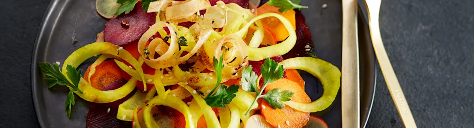 Salade van kurkuma-pickles met filokrullen