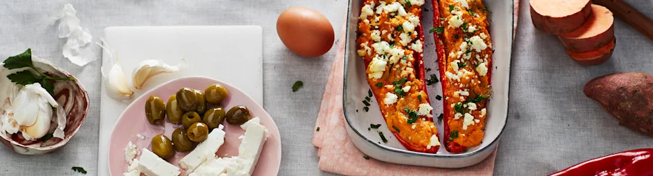 Gevulde puntpaprika met puree van zoete aardappel, feta en olijven