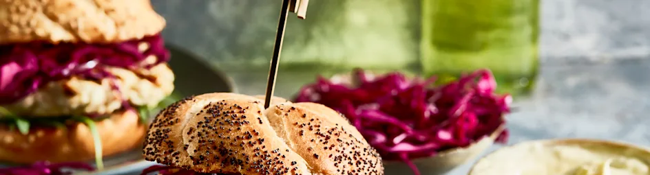 Kipburgers met rodekoolsalade en wasabi-mayonaise