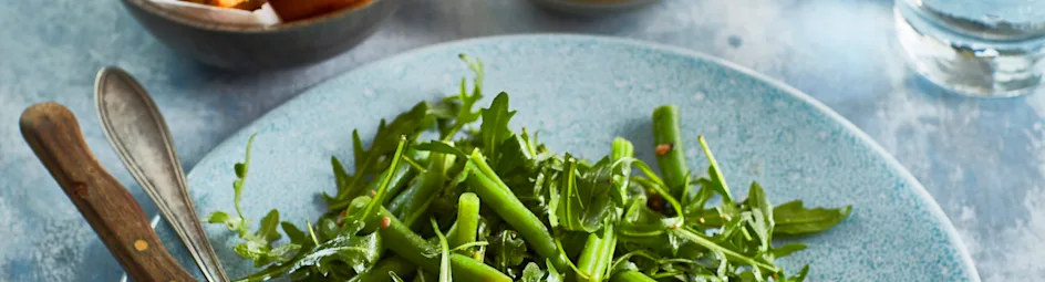 Gegrilde biefstuk met lauwwarme sperziebonensalade en ovenfriet