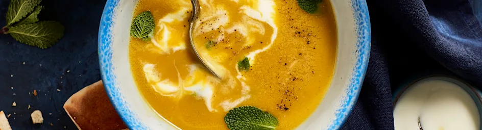 Kokos-linzensoep met pitapuntjes