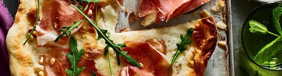 Pizza bianca met rauwe ham en wasabi-mascarpone