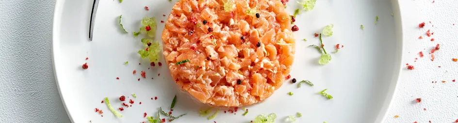 Tartaar van zalm met limoengelei en roze peper