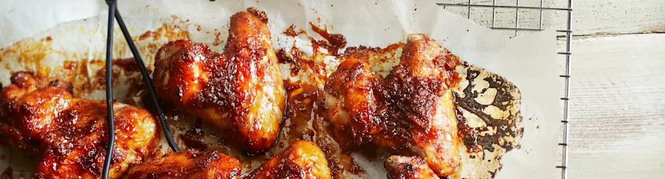 Sticky ginger chicken wings met frisse koolsalade