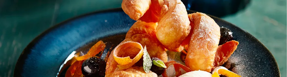 Gefrituurd croissantdeeg met blauwe bessen