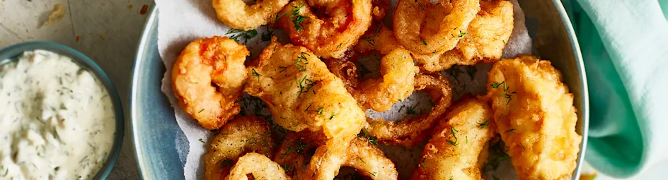 Gemengde gefrituurde vis met dillesaus