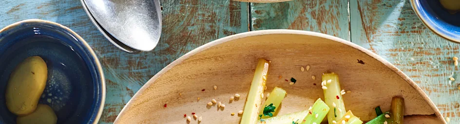 Gewokte bleekselderij met sojasaus en sesam