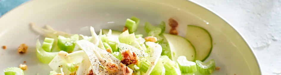 Bleekselderijsalade met venkel en appel