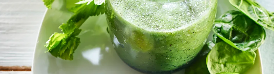 Bleekselderij-gazpacho met gerookte zalm