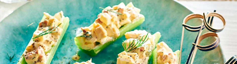 Bleekselderijbootjes met eiersalade