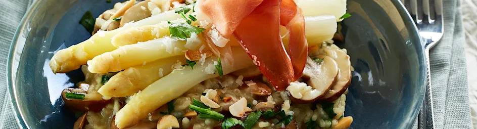 Asperges met amandelrisotto en parmaham