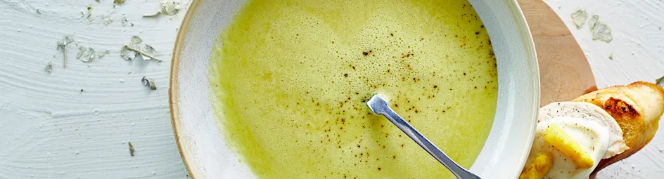 Aspergesoep met kip en kaascrostini