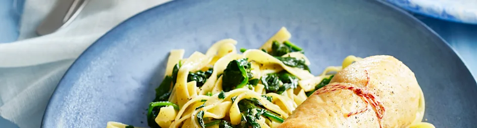 Rouleau van vis met gerookte zalm en tagliatelle