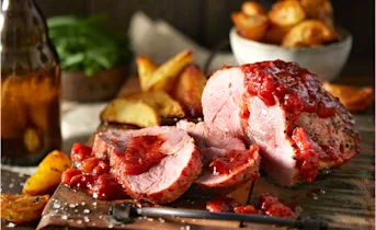 Geglazuurde beenham met roasted potatoes