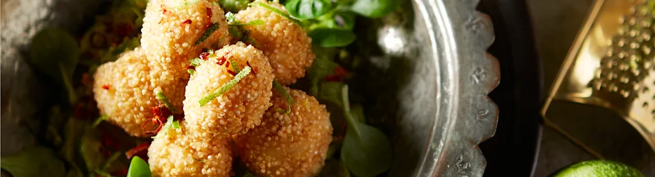 Aardappelballetjes met quinoa en avocadosaus