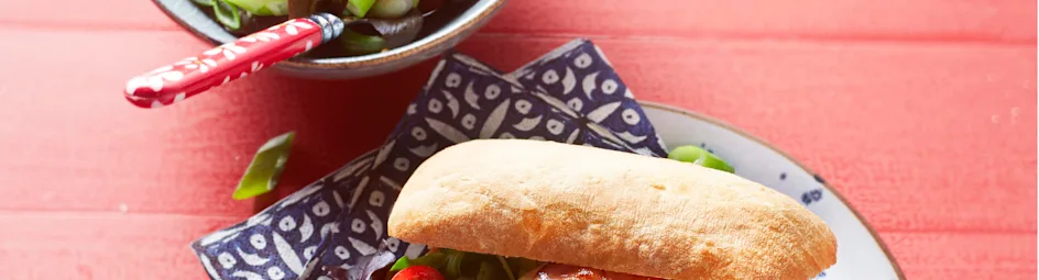 Burger van kipfilet met bacon en salade